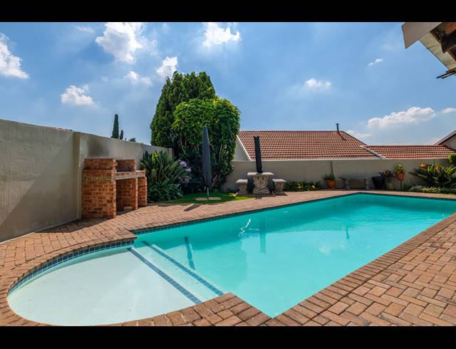 2 BEDROOM TOWNHOUSE FOR SALE IN SUNDOWNER